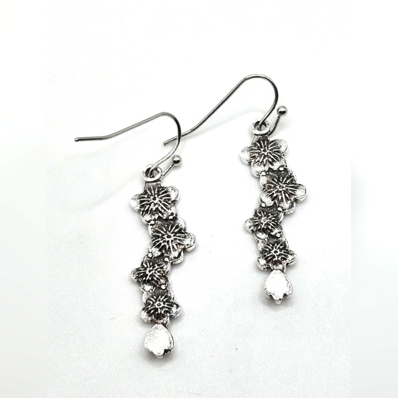 🟢3/$19🟢 Forget-Me-Not Silver Flower Dangle Earrings PIERCED Brand New - Picture 5 of 5